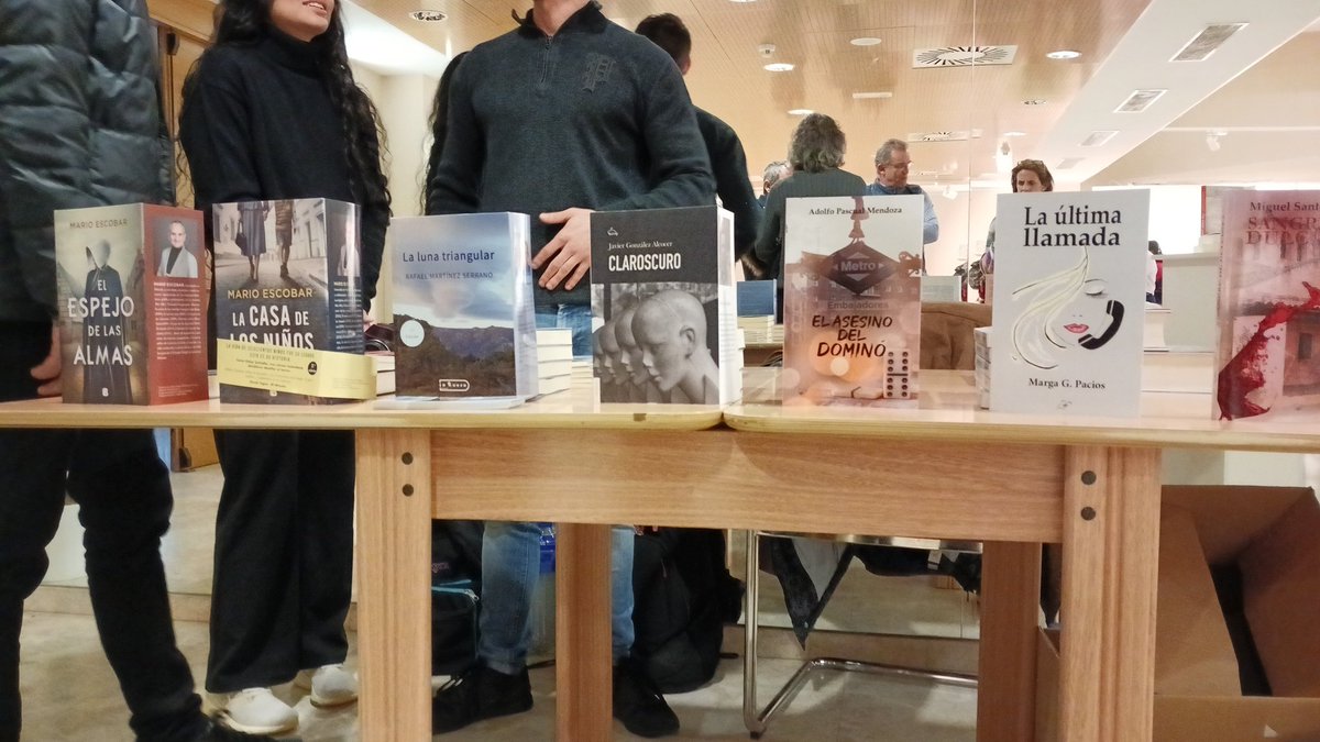 PalomaRoLe's tweet photo. #JornadasLiterariasBoCeMa día de nieve en Mataelpino, ideal para la tarde de Jornadas Literarias, entre otras #lalunatriangular de @RafaEscritor https://t.co/UHgXuptL1I