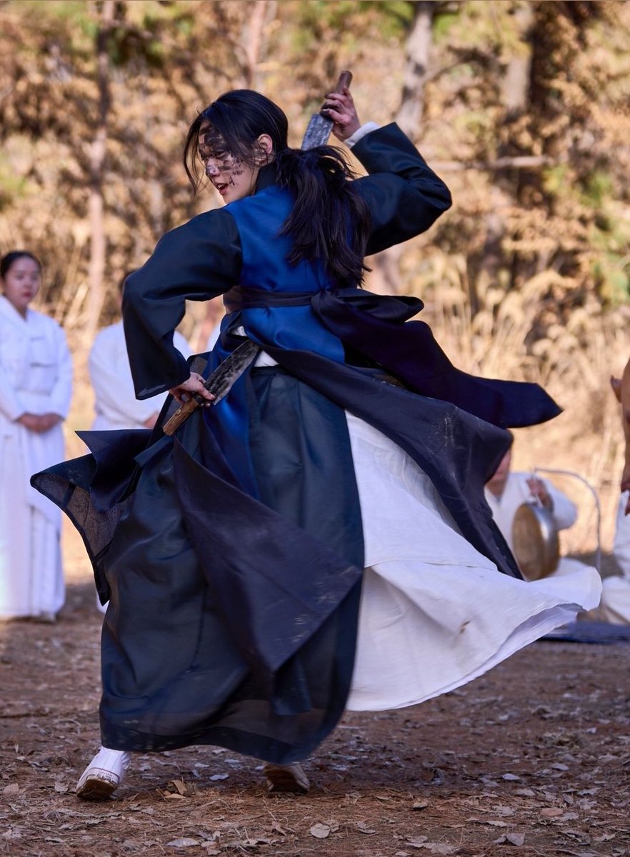 thalyonfilm's tweet photo. kim goeun as shaman hwarim in exhuma (2024) https://t.co/NhHjat4u53