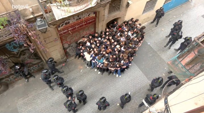 Aquesta ha sigut una setmana llarga pels col·lectius d'habitatge, però no defallim. Seguirem organitzats i enfortint-nos

Tornarem a posar el cos els cops que faci falta, resistint contra qualsevol qui ataqui la nostra gent i la nostra classe

FORÇA SINDICAT ❤️‍🔥