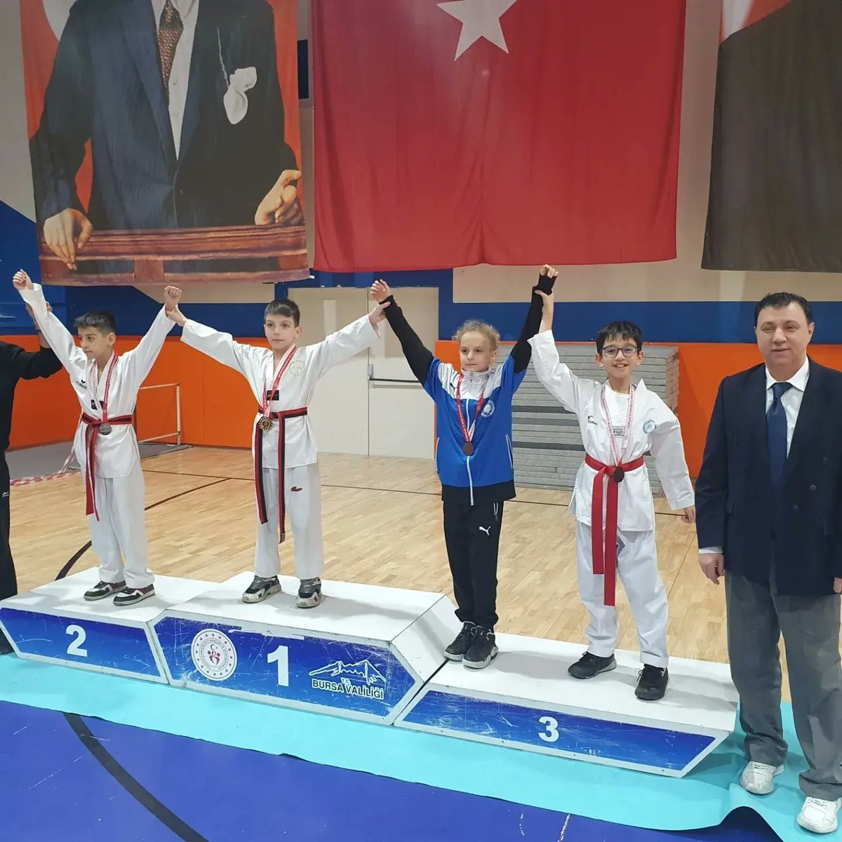 5-F Kağan Y.
Bursa da düzenlenen Taekwondo İl Birinciliği yarışmasında 30 kg da Bursa 3.sü olmuştur. Öğrencimizi başarısından dolayı kutluyoruz. 🥉💥
<a href="/BayrakciKaan/">Kaan BAYRAKÇI</a> 
<a href="/yildirimilcemem/">Bursa Yıldırım İlçe Milli Eğitim Müdürlüğü</a>