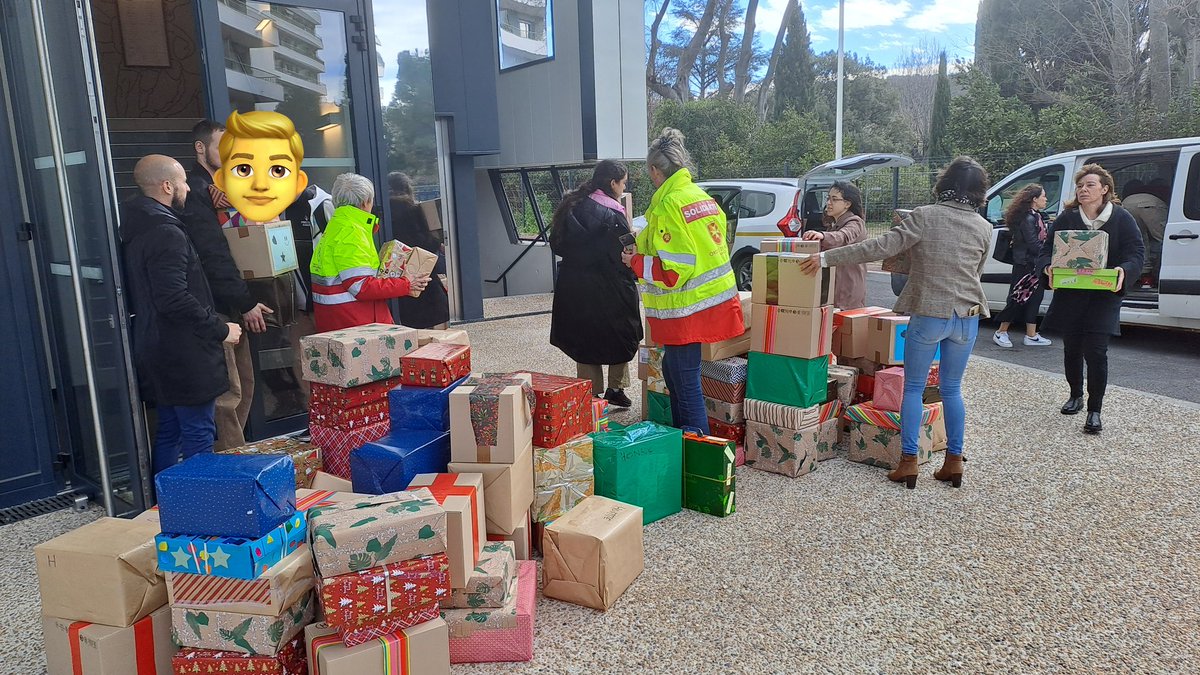 EreMarquisanne's tweet photo. 2️⃣3️⃣3️⃣boîtes solidaires remises aux asso @ordredemalte @SecoursPop et Les Amis de Jericho.
🙏 @RCTofficiel pour l'accueil.
👏 aux partenaires 🤝#facevar aux élèves 3.1 Segpa @LaMarquisanne83 #MLDS @collegegenevoix engagés pour aider les sans-abri. Très fier de nos élèves👏👏👏 https://t.co/yTee8gnn9h
