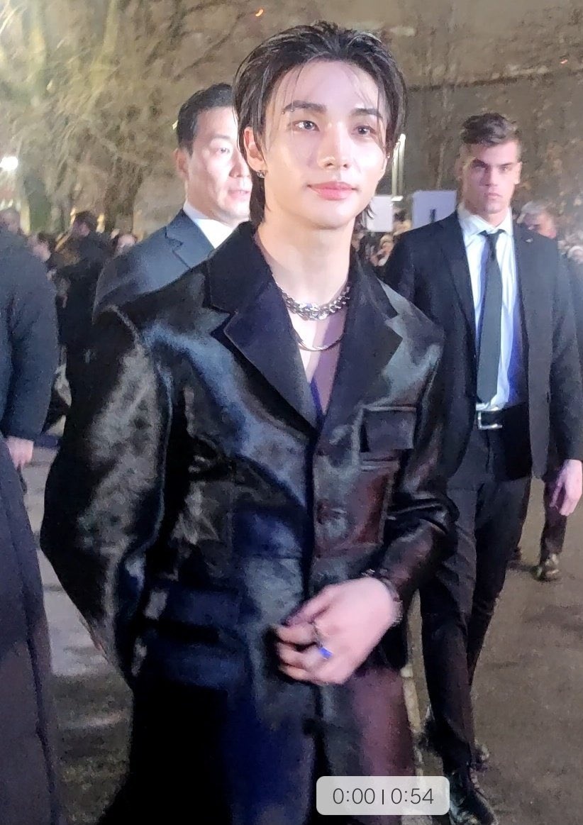 viraltakes's tweet photo. Hyunjin at the Versace show in Milan. https://t.co/dQVDTYV1Kr