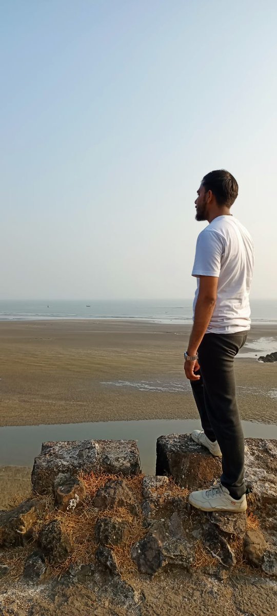 RahulGeetaShar1's tweet photo. नज़रों से नापता है समुंदर की वुसअतें 
साहिल पे इक शख़्स अकेला खड़ा हुआ https://t.co/hmopZeqavu
