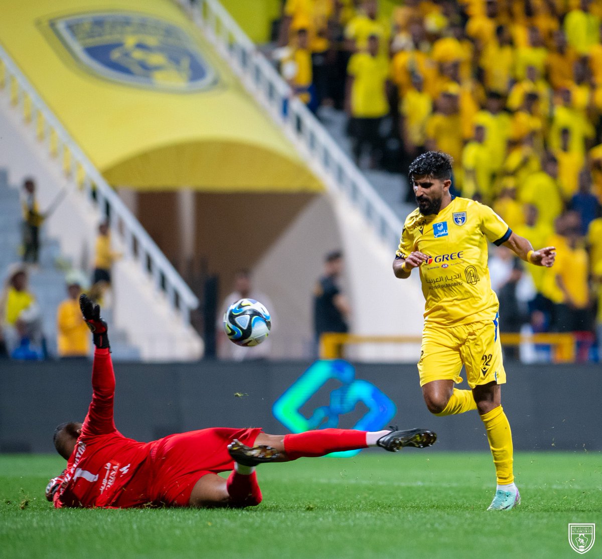AltaawounFC's tweet photo. 📸| الشنب يفتتح أهدافه ويؤكد انتصار  الذئاب 🧔🏻💛

#التعاون_الأخدود https://t.co/bMonbraDwU