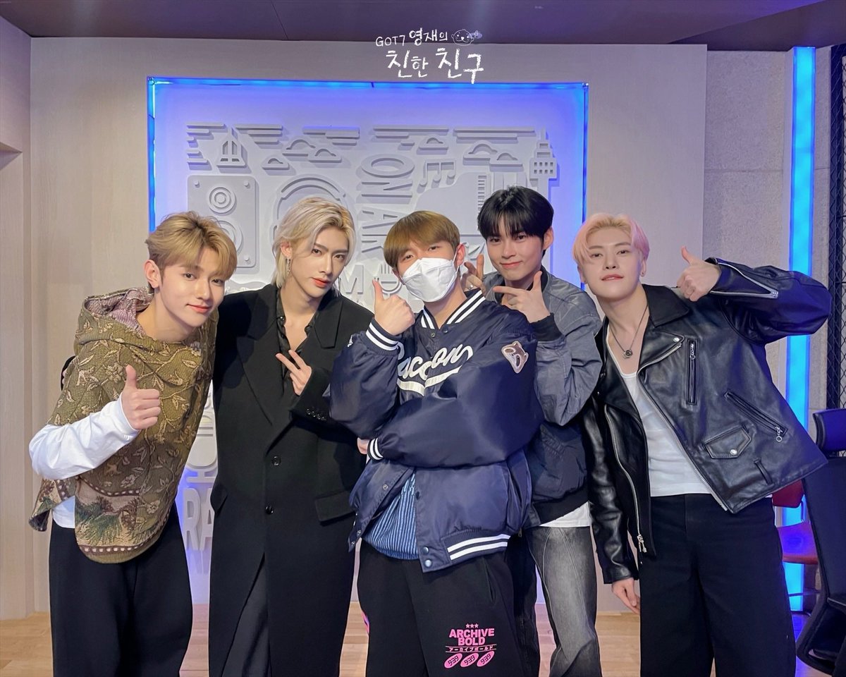 ㅤ

Hosting a live morning show with Jaehwan Hyung is incredibly enjoyable, thanks to the delightful conversations that set a warm tone for the day. 

ㅤ ㅤ