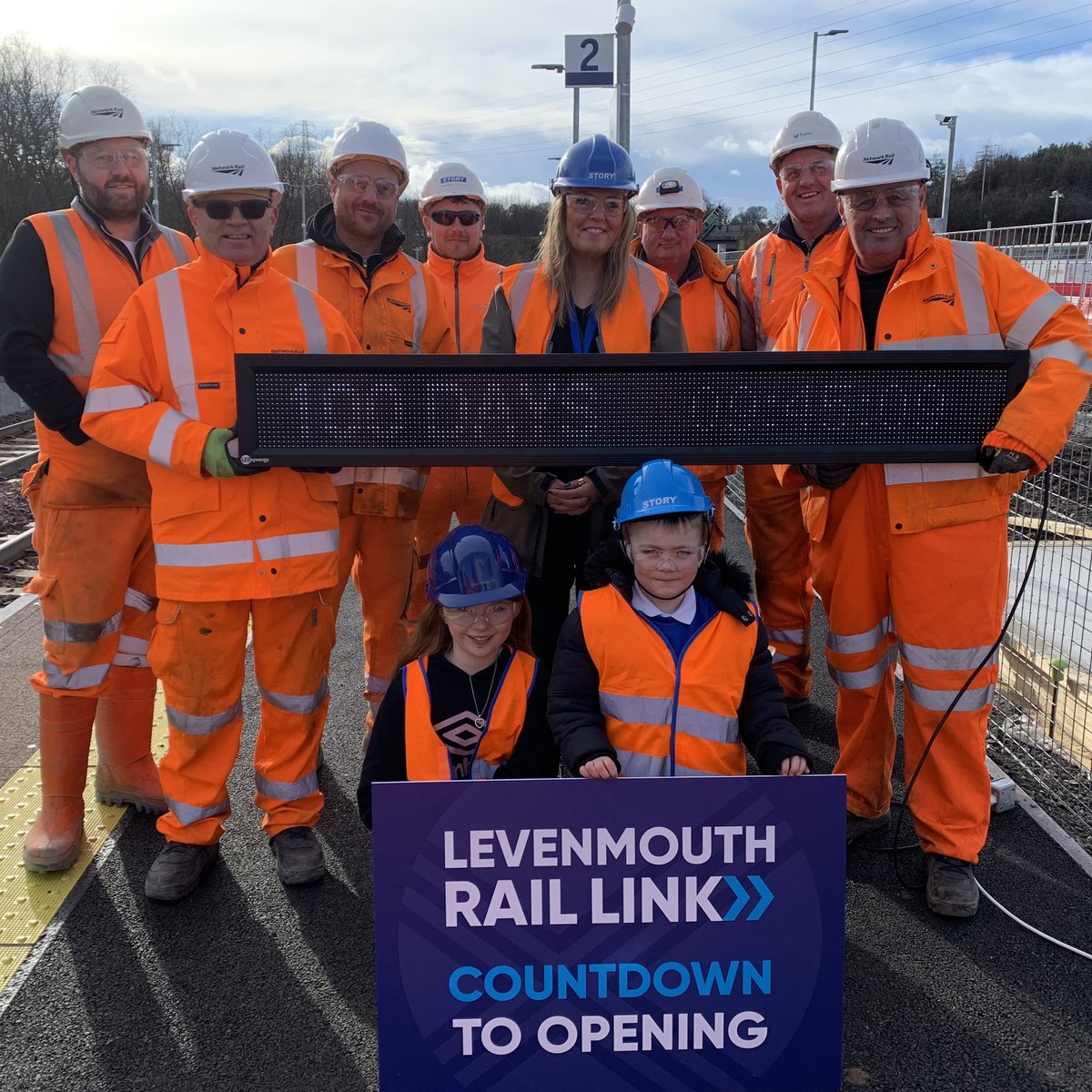 100 day countdown has started for the new rail link to Edinburgh. Thanks to Kirstie and Ritchie for representing our school and being part of the event 🚆<a href="/networkrail/">Network Rail</a> <a href="/LevenmouthRail/">LMRC</a>
