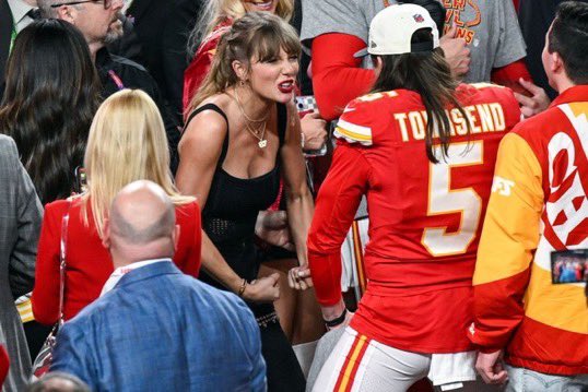 _chandler_____'s tweet photo. 31 fan bases who complained about Taylor Swift being at the games just saw their team’s cap space increase by 30M. 

You’re welcome. https://t.co/i7uCWdTm1e