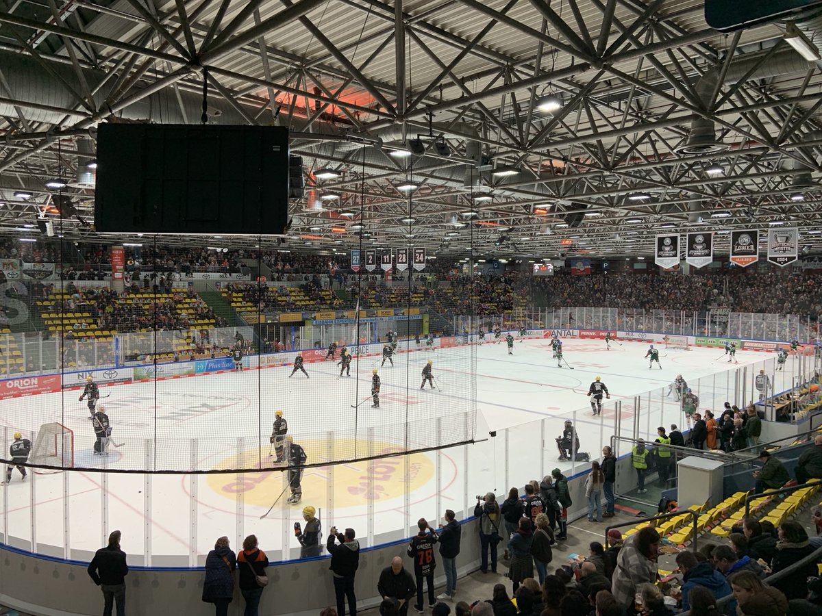 „Publikumslauf“ - also laufen die vor Publikum. Daumen drücken ist angesagt, ganz wichtiges Spiel heute