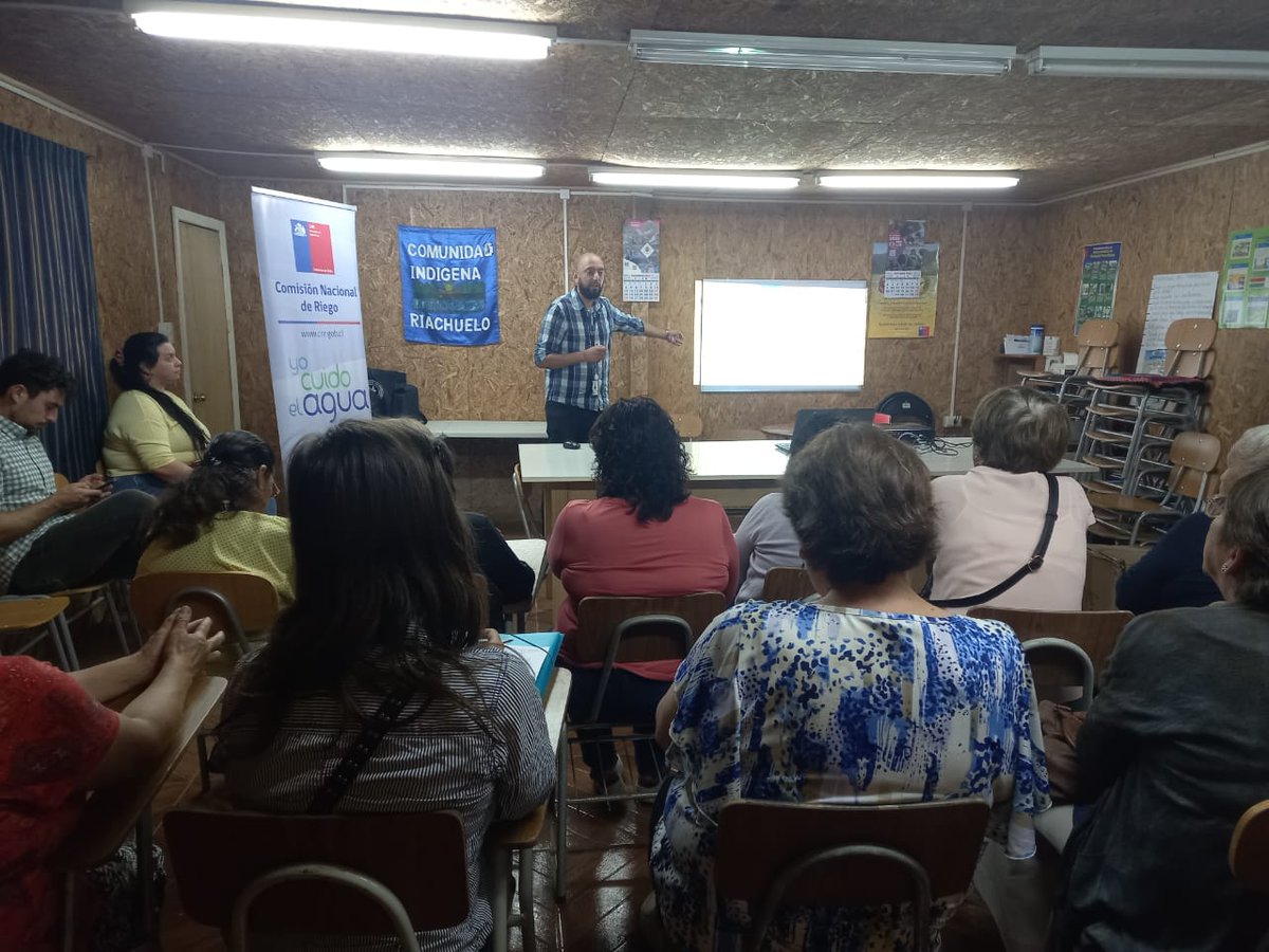 CNRCHILE's tweet photo. 3️⃣En #RíoNegro, el profesional CNR Joaquín Ortiz, junto a equipo del convenios CNR-@GoreLosLagos y CNR-@MinagriLosLagos, visitaron a comunidades indígenas, para resolver sus dudas sobre la postulación a los concursos de la #LeyDeRiego 💧 https://t.co/vGBBahttAj