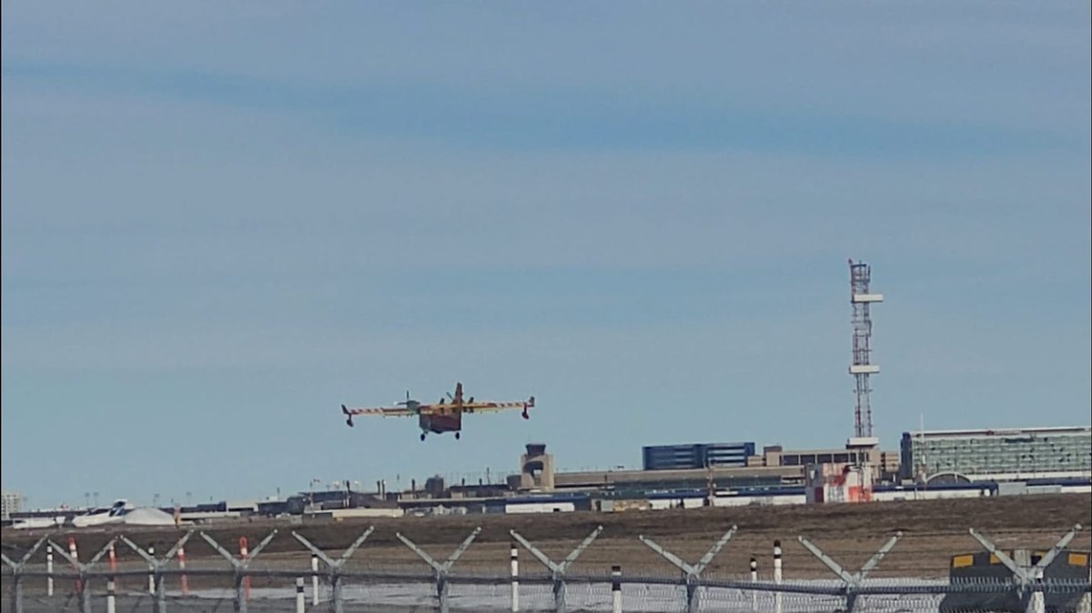 FAR_MAROC's tweet photo. #MMF_EXCLUSIF #FARMAROC #CANADAIR #CL415EAF #MMF #RMAF
كالغاري بكندا, قامت طائرة "الكنادير" CL-415EAF CN-ATT C/N:1106 بأول رحلة طيران التجريبي. طائرة "الكنادير" الجديدة  هي الثالثة ضمن ثلاث طائرات CL-415EAF اقتناها المغرب لدعم أسطوله لمكافحة الحرائق.
لتذكير فإن المغرب إستلم الطائرة الثانية CL-415EAF CN-ATS C/N:1095 بداية شهر ماي .2023 أما الطائرة الأولى CL-415EAF CN-ATR C/N:1090  فتواصل عملية تطوير قمرة القيادة وأجهزة الملاحة لدى شركة Cascade Aerospace بمطار Abbotsford للحصول على شهادات وتصريحات بالنظر لعملية التطوير الجديدة بتكنولوجيا سيتم تعميمها لاحقا على باقي الاسطول