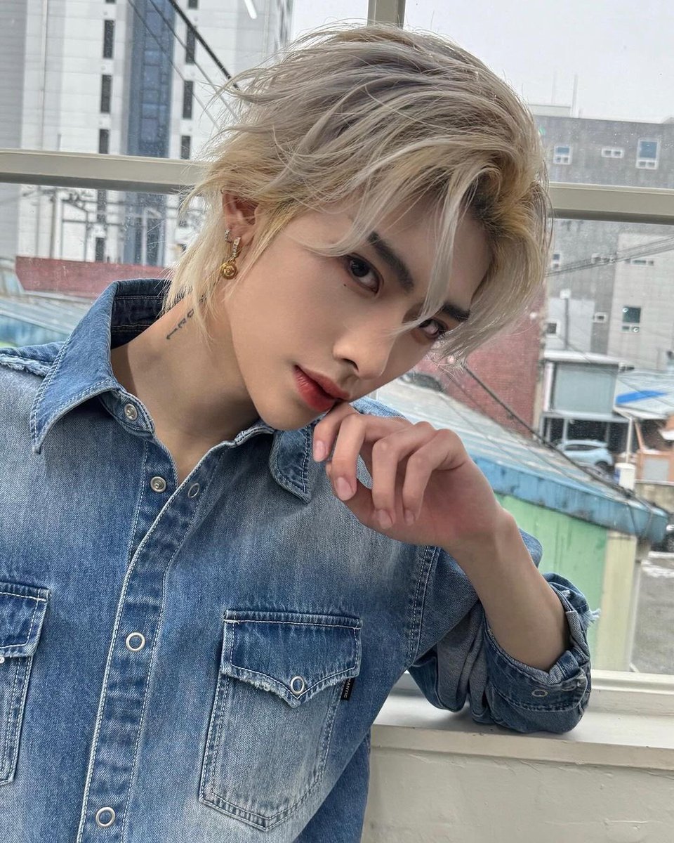 ㅤ

Capturing photos with a snug jeans aesthetic highlights my distinct allure paired with the elegance of Romantic Crown.

ㅤ ㅤ