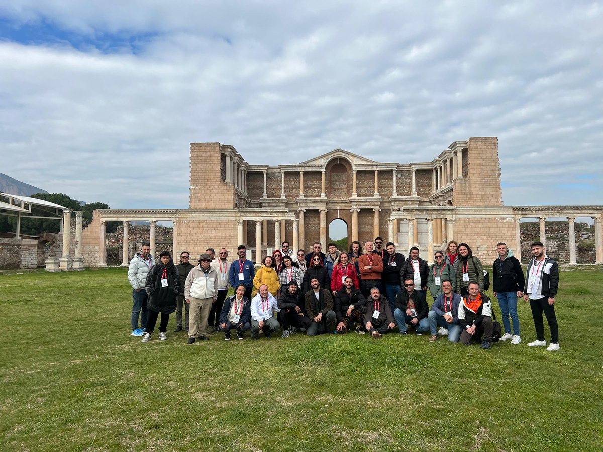 Şu fotoğrafa bakar mısınız..????Bunlar hem Türkçemizi hem en az bir birkaç yabancı dil biliyor 
#RehbersizTurOlmaz