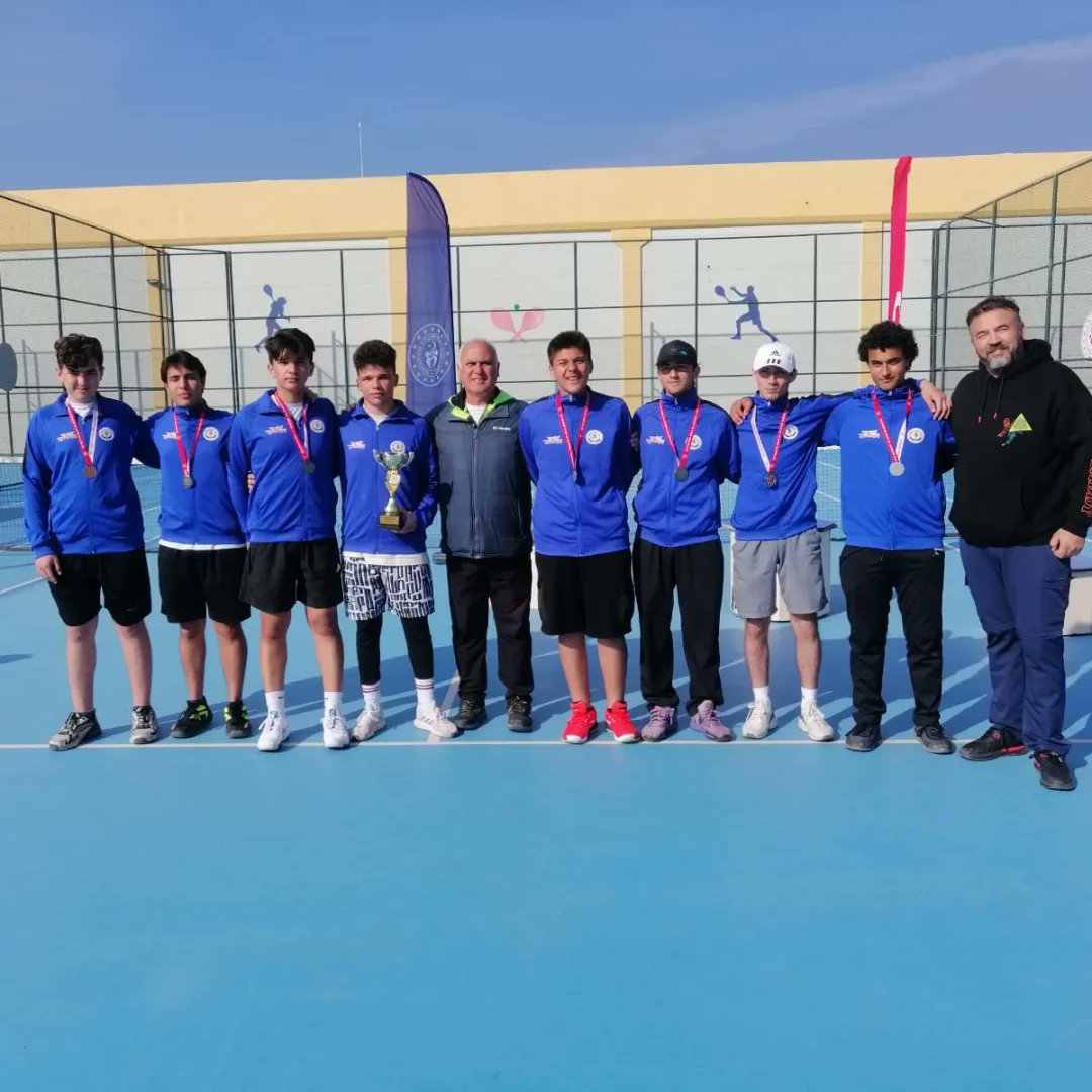 MFL_Resmi's tweet photo. Okullararası Tenis  Turnuvasında öğrencilerimiz,

Kızlarda Manisa İl Birincisi, 
Erkeklerde Manisa İl İkincisi,

olmuşlardır. Öğrencilerimizi tebrik ediyor, başarılarının devamını diliyoruz. (22.02.2024)
🇹🇷🇹🇷🇹🇷🇹🇷🏆🏆🏆🏆🎾🎾🎾🎾
We are the Champions!!!
#ManisaFenLisesi https://t.co/TcOmr89rB1