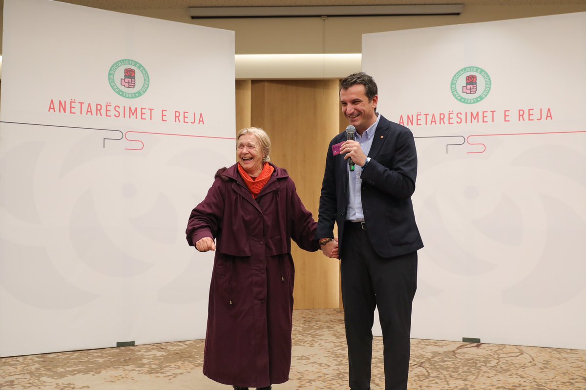 erionveliaj's tweet photo. Nga 📍 Njësia 7, bashkë me Etildën shpërndamë kartat e anëtarësisë në Partinë Socialiste 💜, por dhamë edhe lajme të mira për zonën, e cila do të përfitojë nga zgjatimi i lumit të Lanës dhe shkollat e reja. 🥰 https://t.co/uctVhf14aR