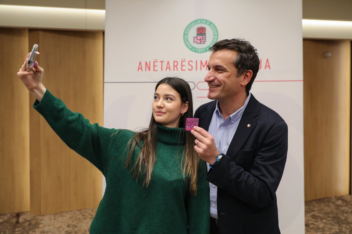 erionveliaj's tweet photo. Nga 📍 Njësia 7, bashkë me Etildën shpërndamë kartat e anëtarësisë në Partinë Socialiste 💜, por dhamë edhe lajme të mira për zonën, e cila do të përfitojë nga zgjatimi i lumit të Lanës dhe shkollat e reja. 🥰 https://t.co/uctVhf14aR