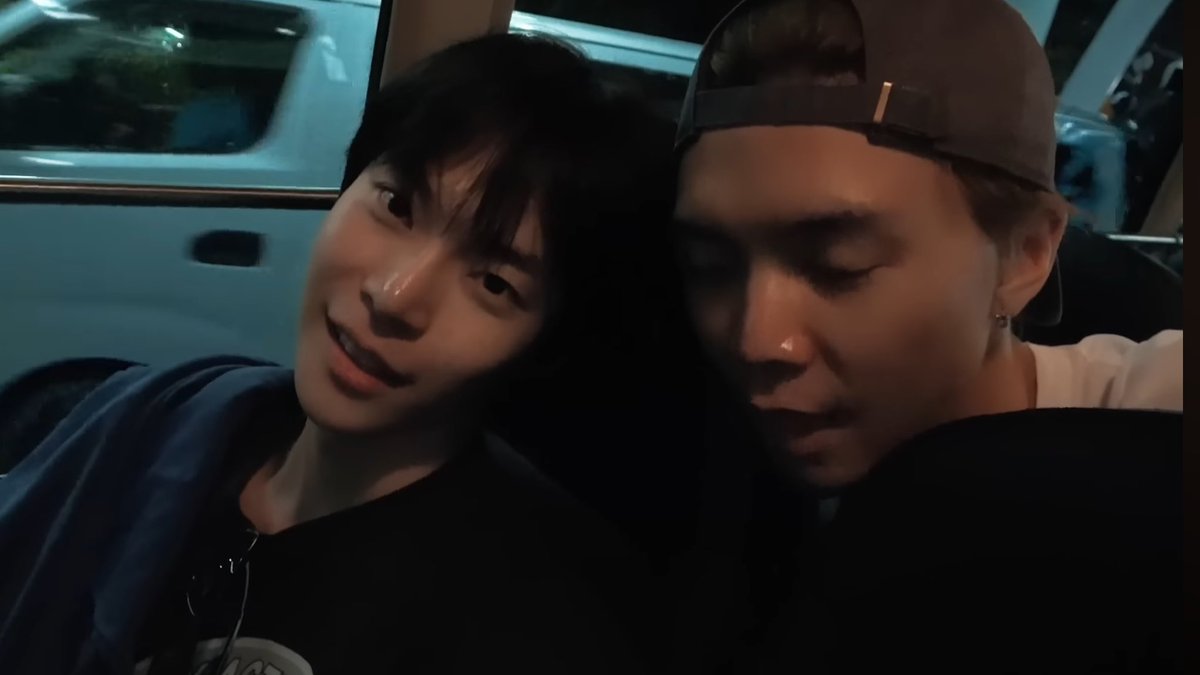 ssiebzehn's tweet photo. แกได้ยินเพลงเดียวกันกับชั้นไหม 😖😣✌🏻 https://t.co/MCxjFXJJhO