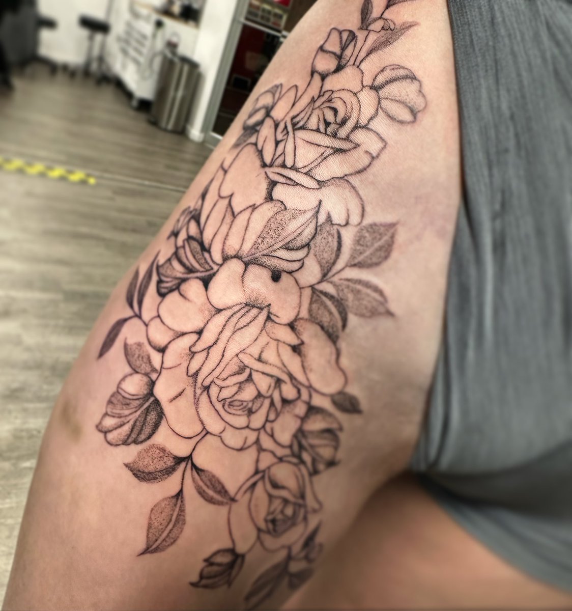 CodyPratt's tweet photo. Cool light, stipple hip tattoo. https://t.co/mzrxlZLv6U