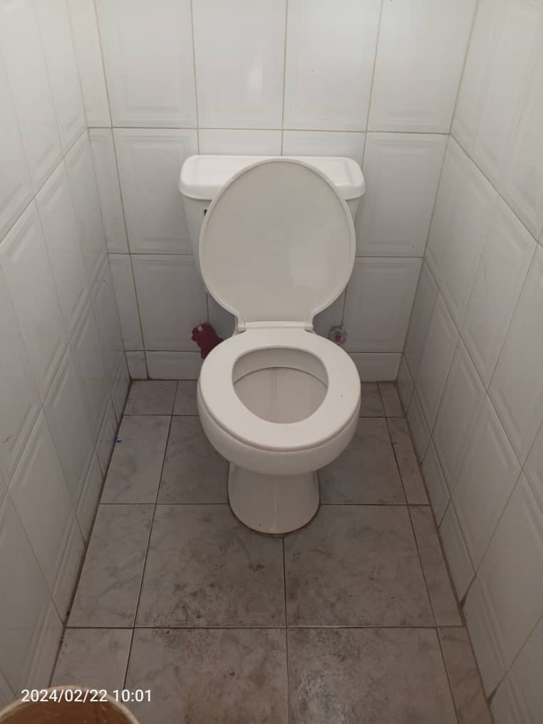 #22Febrero | Mantenimiento y arreglo de baños del ultimo piso de la institución, por parte Prof. Yorman Guerrero de bienes nacionales del Liceo Nacional Mariscal Antonio José de Sucre #Toiquito #Guasimos #Tachira