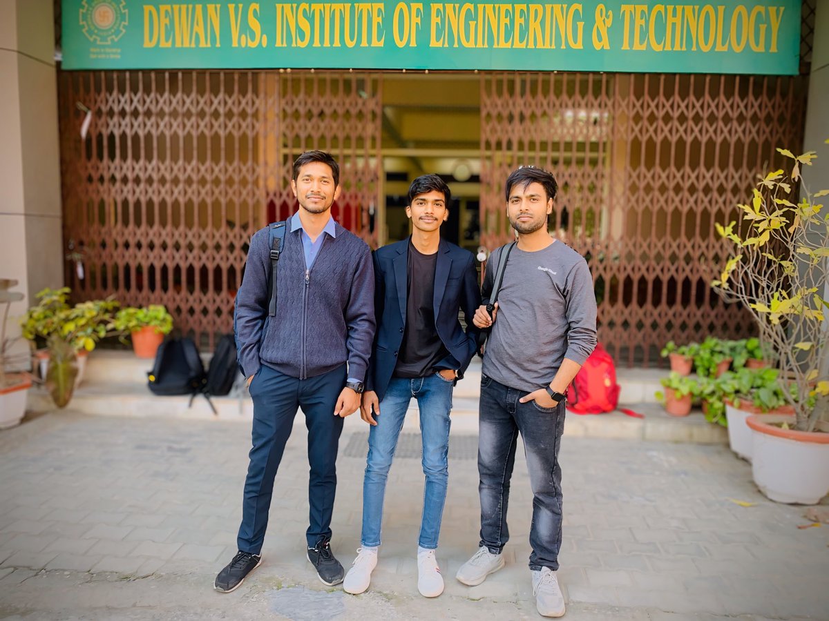 MeerutCodehub's tweet photo. Meet MeerutCodeHub Team ✨ @gautammanak02 @_ashishchanchal @AshuKr40 https://t.co/Z9M8bHdNO9