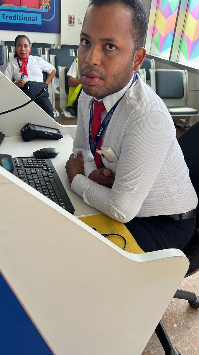 VaneCucu's tweet photo. Este funcionario de @avianca en el aeropuerto de Riohacha, de manera arbitraria y dolosa nos impidió ingresar al avion ruta riohacha-Bogota manifestando que al haber hecho el check in online y no pasar por el counter el no podia corroborar mi identidad. Sigue hilo https://t.co/6GeY2WEkzB