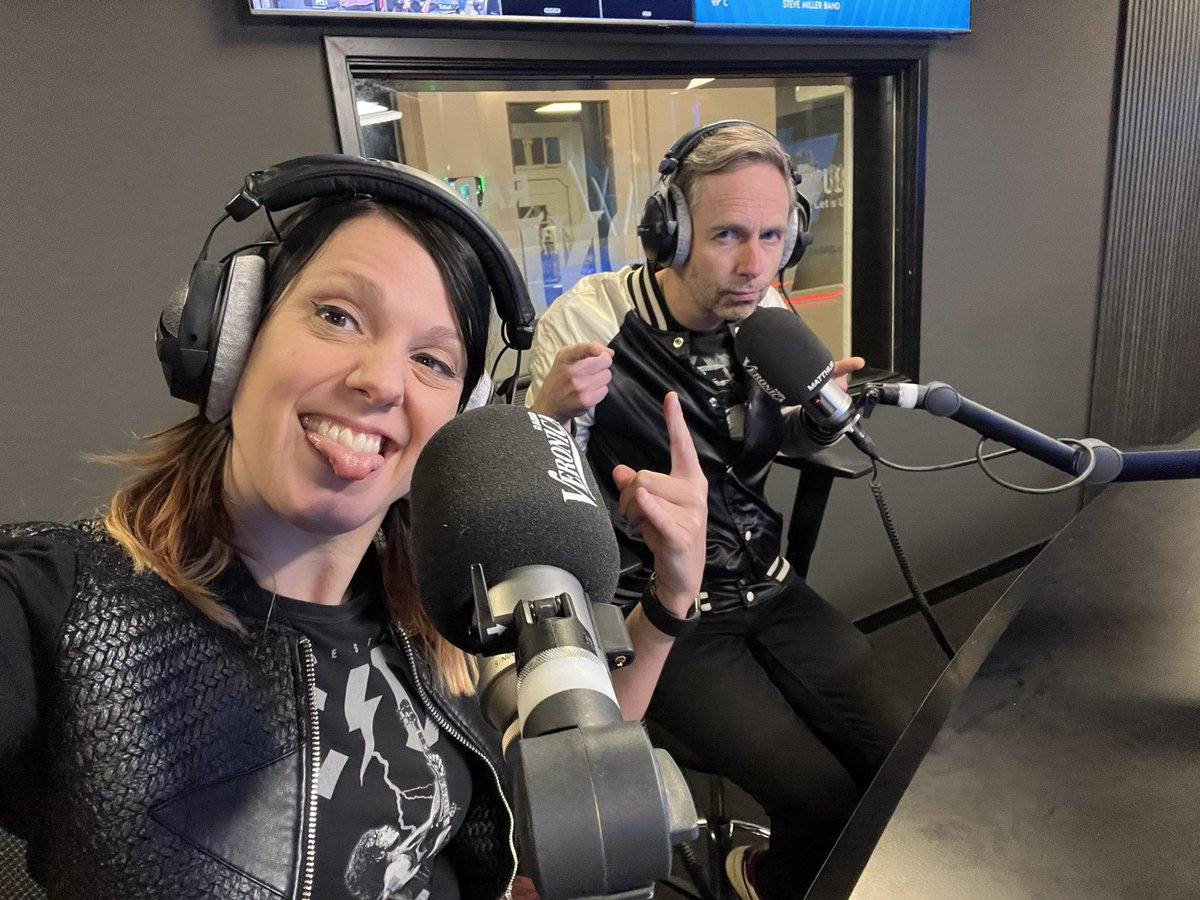 thedirtydenims's tweet image. HELP US: Text a message with ‘Dirty Denims op de radio’ to phone number 0031850181100 as soon as possible