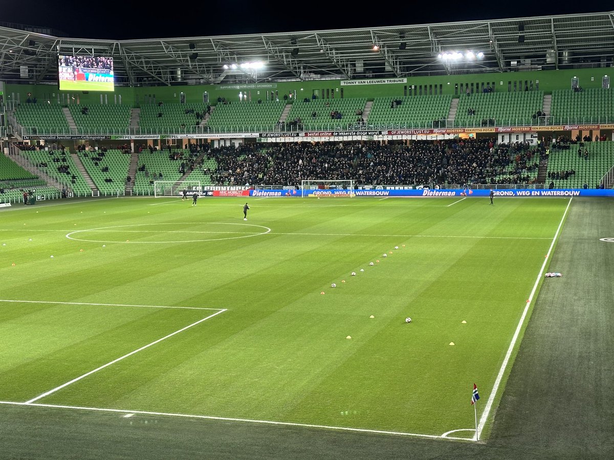 brendan_050's tweet photo. Altijd even klagen tijdens de thuiswedstrijd, wat een pokke herrie die muziek 😂.
Hopelijk hoeven we niet te klagen over het voetbal 😂!

#GROhel #fcgroningen https://t.co/jpcpgYkkGp