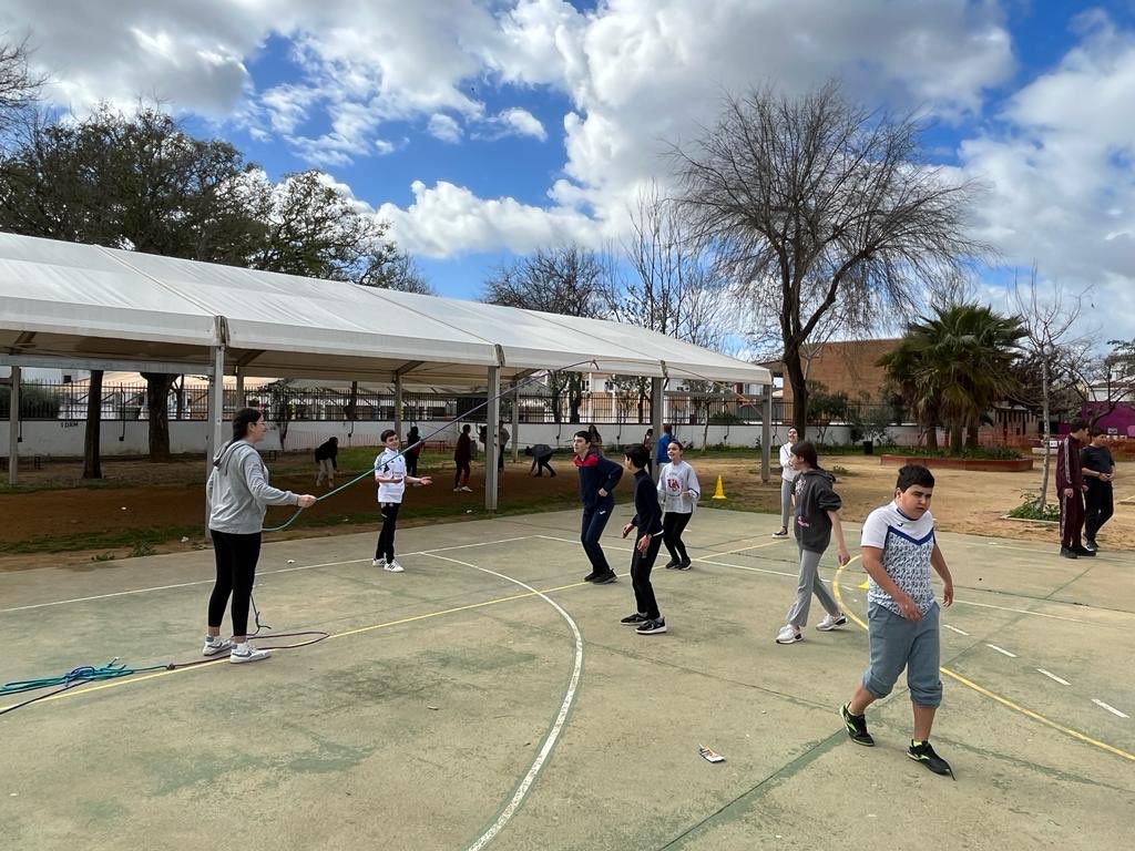Hoy el alumnado de 1º y 2ºESO ha disfrutado de una jornada de juegos populares y tradicionales de Andalucía organizados desde la asignatura de Educación Física. Alumnos/as de 4ºESO han contribuido como monitores deportivos de esos juegos. #DíadeAndalucía