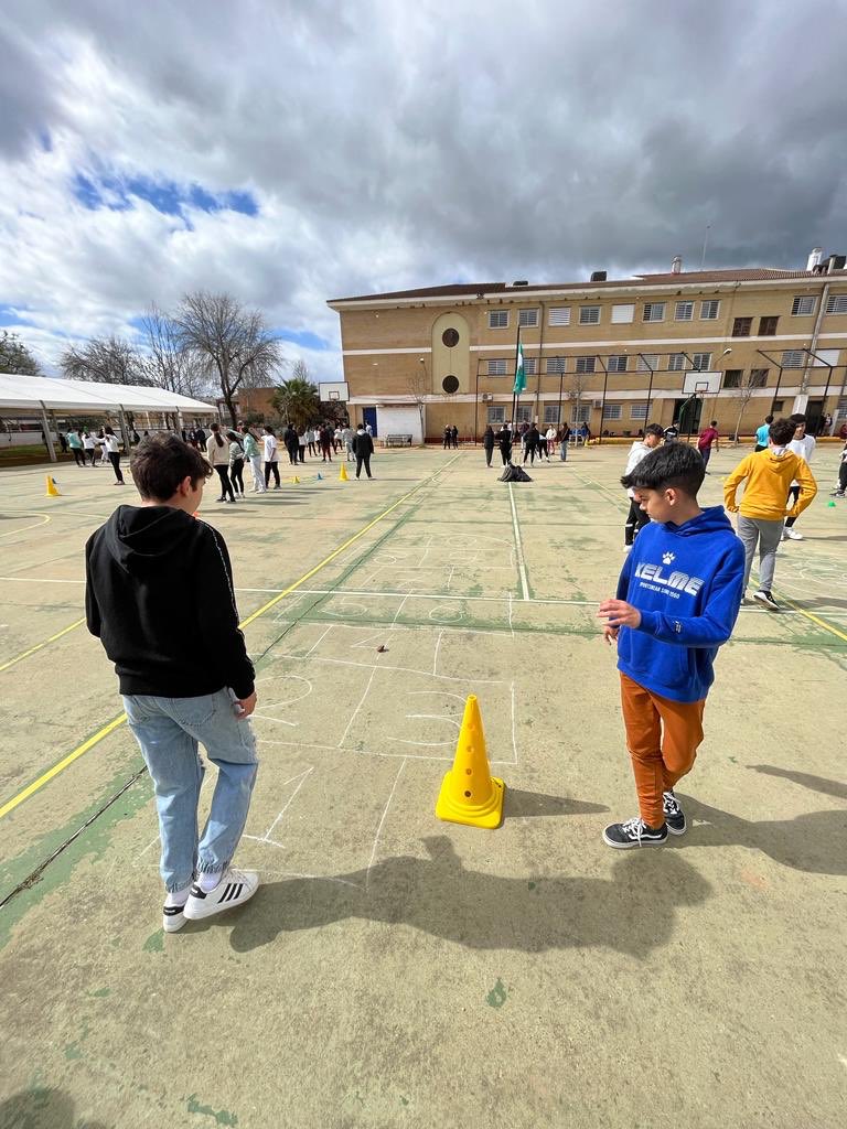 iescantillana's tweet photo. Hoy el alumnado de 1º y 2ºESO ha disfrutado de una jornada de juegos populares y tradicionales de Andalucía organizados desde la asignatura de Educación Física. Alumnos/as de 4ºESO han contribuido como monitores deportivos de esos juegos. #DíadeAndalucía https://t.co/DXzobhuO0Y