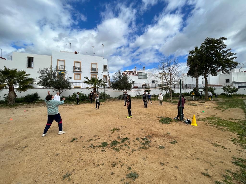 iescantillana's tweet photo. Hoy el alumnado de 1º y 2ºESO ha disfrutado de una jornada de juegos populares y tradicionales de Andalucía organizados desde la asignatura de Educación Física. Alumnos/as de 4ºESO han contribuido como monitores deportivos de esos juegos. #DíadeAndalucía https://t.co/DXzobhuO0Y