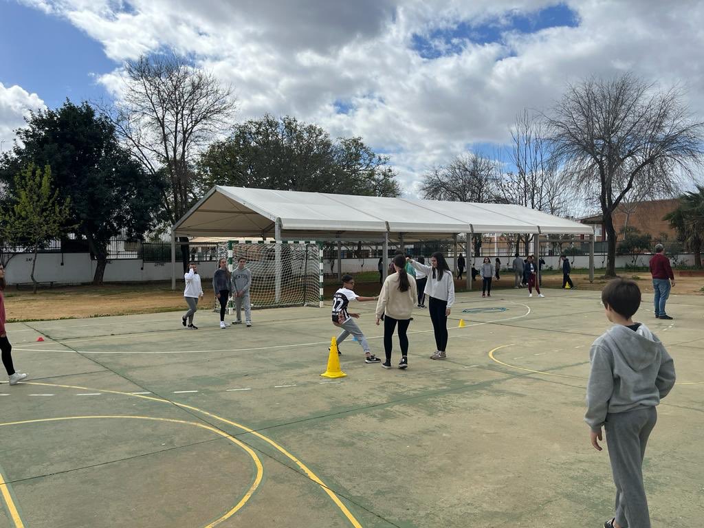 iescantillana's tweet photo. Hoy el alumnado de 1º y 2ºESO ha disfrutado de una jornada de juegos populares y tradicionales de Andalucía organizados desde la asignatura de Educación Física. Alumnos/as de 4ºESO han contribuido como monitores deportivos de esos juegos. #DíadeAndalucía https://t.co/DXzobhuO0Y