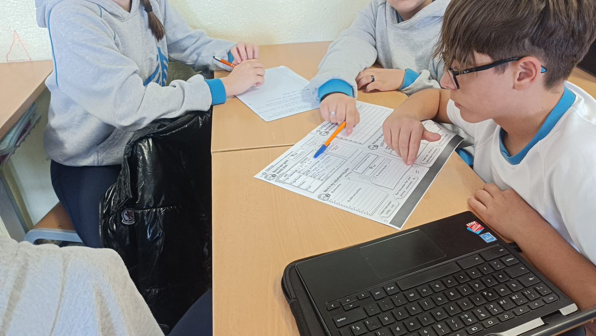 divinomaestrosa's tweet photo. 2⁰ ESO pupils are working their teamwork skills doing a collaborative project in English 🇬🇧.
#teamwork #teamworkskills #collaborativeproject #project #els https://t.co/ATahxVXPyR