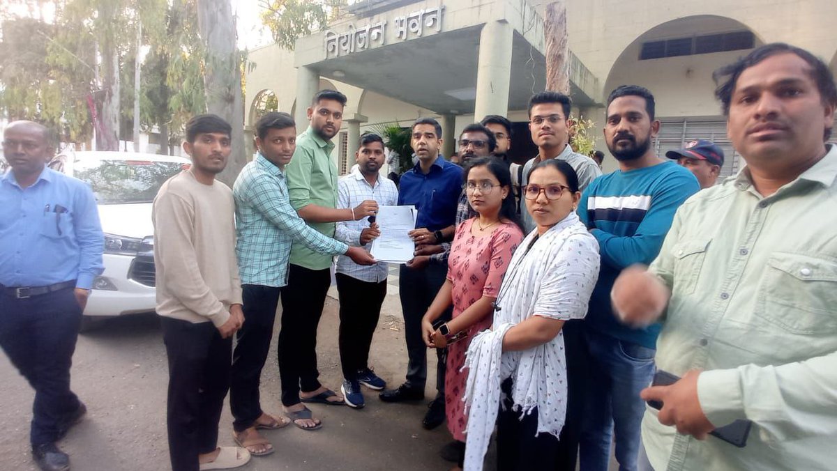 EA_OfficialMH's tweet photo. जलसंधारण विभागातील गैरप्रकारामुळे #WCD_Reexam साठी मा.जिल्हाधिकारी साहेब, गडचिरोली आणि नाशिक  यांना निवेदन देण्यात आले आहे.परीक्षार्थी चा मोठा प्रतिसाद लाभला.

#WCD_SCAM

@CMOMaharashtra 
@mieknathshinde 
@Dev_Fadnavis 
@SanjayDRathods
@NANA_PATOLE
@SunilChavan_IAS https://t.co/byDH6bRBIH