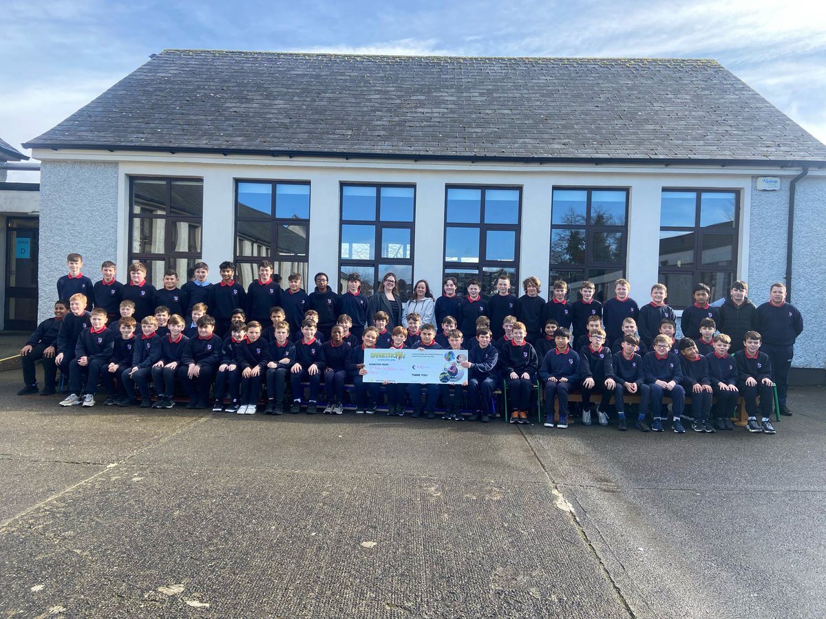Our brilliant boys in rang a sé presented a cheque to @Barretstown after their fantastic fundraising effort 💙❤️