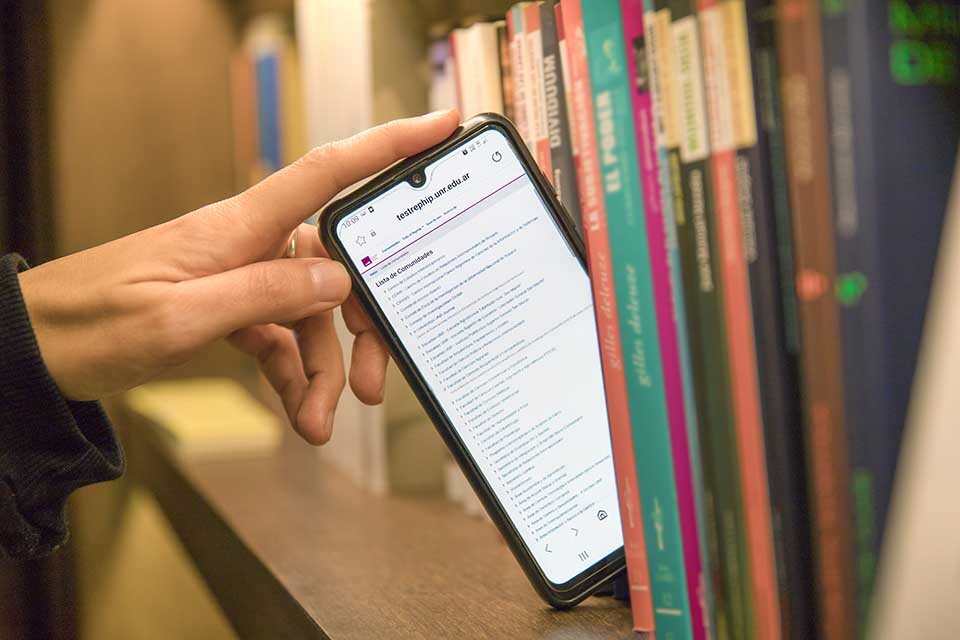 Emi_Pavicich's tweet photo. Comparto algunas repercusiones sobre el reconocimiento recibido por la @UNRoficial por su política de acceso abierto 👇

En @pagina12 | "Un cultura de ciencia abierta y transparente" https://t.co/LL6jCrBOf2