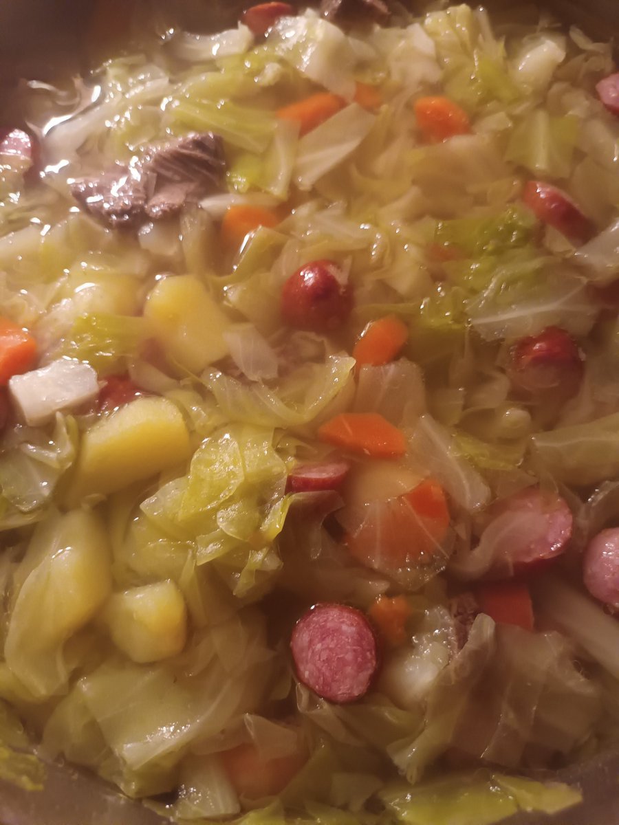 AdlerinImExil's tweet photo. Morgen gibt's #Kohlsuppe 🤤 https://t.co/hD9wnqtNol