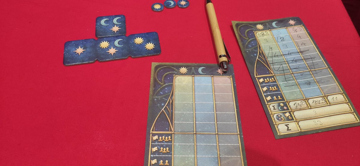 Luminos, à paraître chez <a href="/SchmidtspieleFR/">Schmidt Spiele France</a> , d'une autrice allemande (trop rare donc on le signale !)
Un jeu de pose de tuiles où on va scorer sur chaque carré de 4par4 le symbole qui apparaît le moins de fois. Très chill mais vraiment efficace. #Fij2024 <a href="/CafesLudiques/">Réseau des cafés ludiques</a> <a href="/fijcannes/">Festival International des Jeux</a>