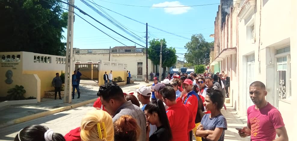 El pueblo casi completo de #Manzanillo estaba en espera de que saliera del edificio de la Sede Central del PCC de este territorio, Nuestro Presidente Díaz-Canel, quien se encontraba en la reunión resumen de la visita. #YoSigoAMiPresidente