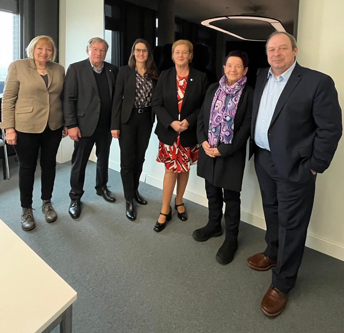 KlausWicher's tweet photo. Gespräch mit Frau Senatorin Pein über Stadtentwicklung und sozialen Wohnungsbau. Es bleibt schwierig. Hamburg hat allerdings die Fördermöglichkeiten  verbessert und wird einen 3. Förderweg auf den Weg bringen. https://t.co/T7a9tH2QFv