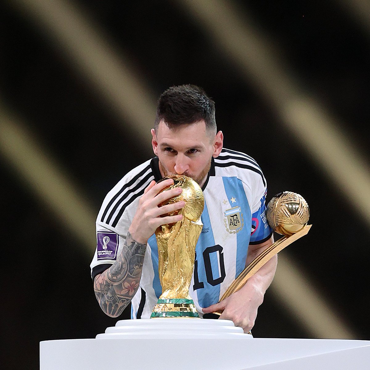 VSportsTM's tweet photo. "Creo que Messi disfrutó más el Mundial en el momento en que lo consiguió que si lo hubiera ganado más joven. Cuando te cuesta tanto obtener algo, realmente lo valoras. Lo logró en el momento perfecto. No hay dudas de que es el mejor de la historia".

✍️Gerard Piqué, en ESPN. https://t.co/It3Gi4kQFc