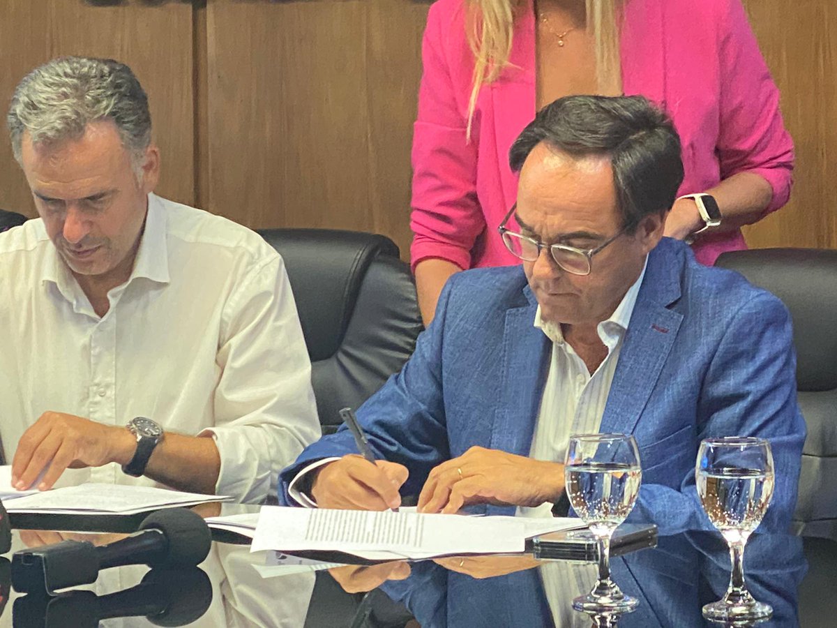 MercedesYacosa's tweet photo. Histórico! La Intendencia de Canelones y el Ministerio de Ambiente firman el convenio para el cierre del basurero de Cañada Grande luego de 20'años de recomendado su cierre! El ministerio de Ambiente aporta 1.400.000 dólares para lograrlo ! https://t.co/b7dsJp2wxg