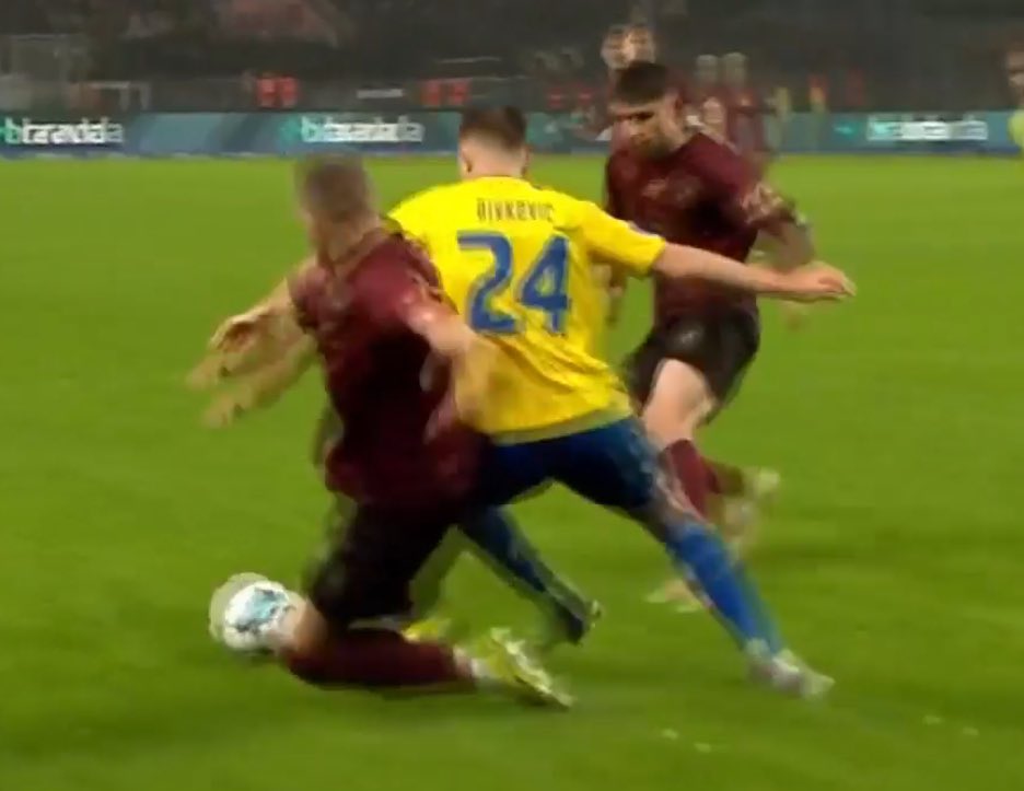 frank_bust's tweet photo. @Sklander89 Ingason er først på bolden og fjerner ikke benene på Divkovic. Så vær glad for at offside (korrekt) blev dømt 😉 stillbilleder kan være misvisende men når du ser slow fra denne vinkel er det tydeligt der ikke er frispark. Men det er selvfølgelig ligegyldigt nu https://t.co/XZOlptZPgX