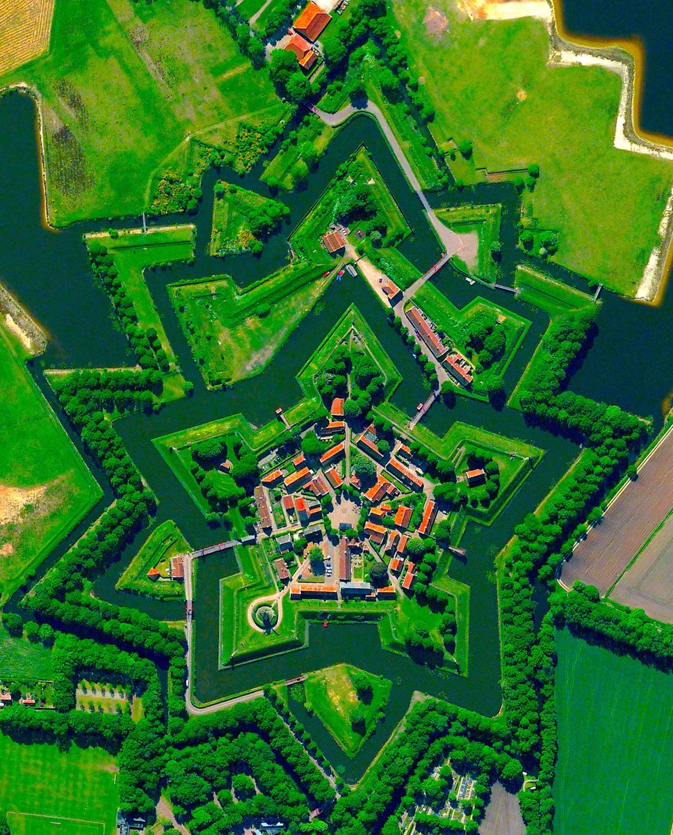 Europe is dotted with 'star cities': Renaissance-era forts that are now beautiful geometric towns. These are the best, seen from above... (thread) 🧵 1. Fort Bourtange, the Netherlands (1593)