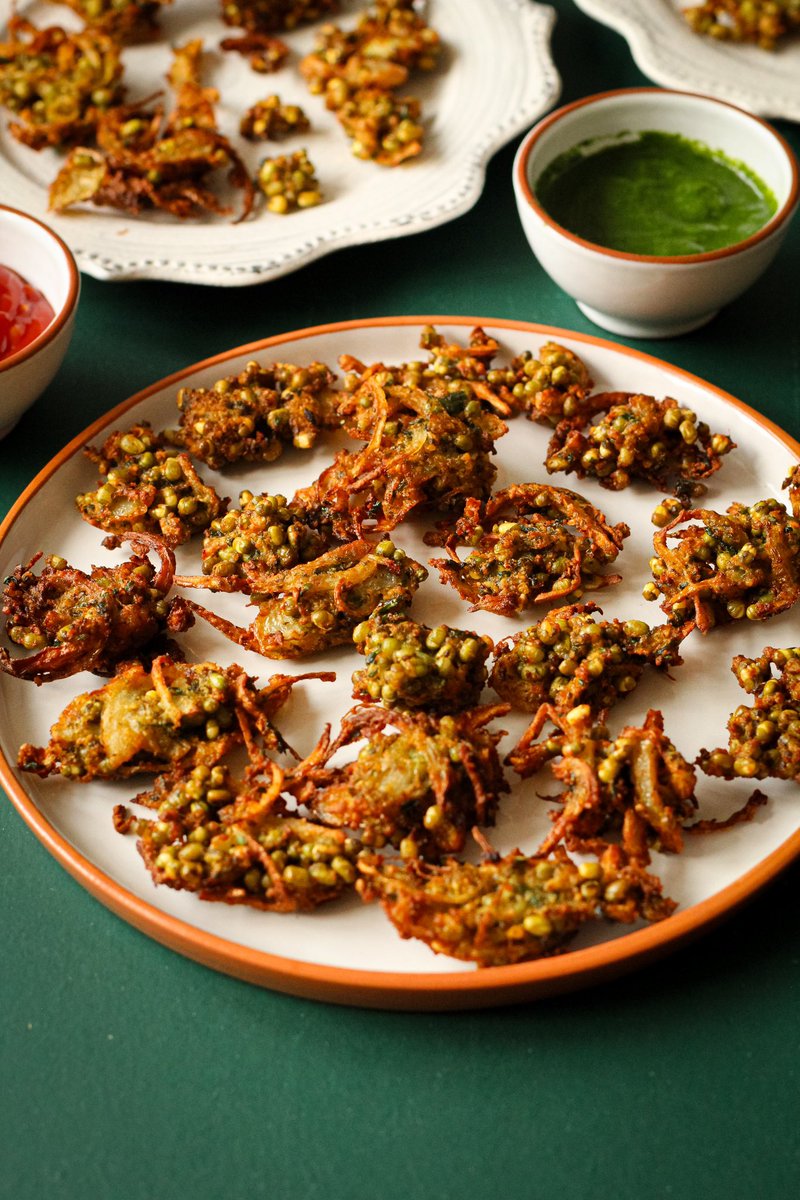 zanzaneet's tweet photo. Starting my #Friday on the right foot - Mung Bean Bhaji with #Indianborage goodness
Each bite has a surprise hidden within. The crunch of whole #mungbeans in these #pakoras is as satisfying as stepping on a pile of dried autumn leaves. Have you tried them!?
#FridayMood #bhaji https://t.co/jfGD4bgtpT