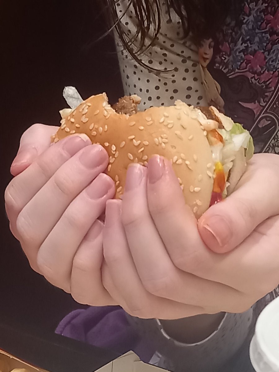 Obsessed with the way my girlfriend holds burgers like she just picked up a wounded pigeon