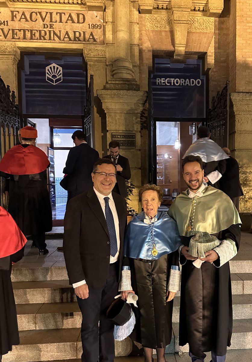 Ayer fue investida Doctor Honoris Causa por la Universidad de Córdoba la profesora Doña Pilar León-Castro Alonso, referente de la Arqueología a nivel nacional e internacional y de la que siempre escuché hablar desde la infancia ¡Enhorabuena!