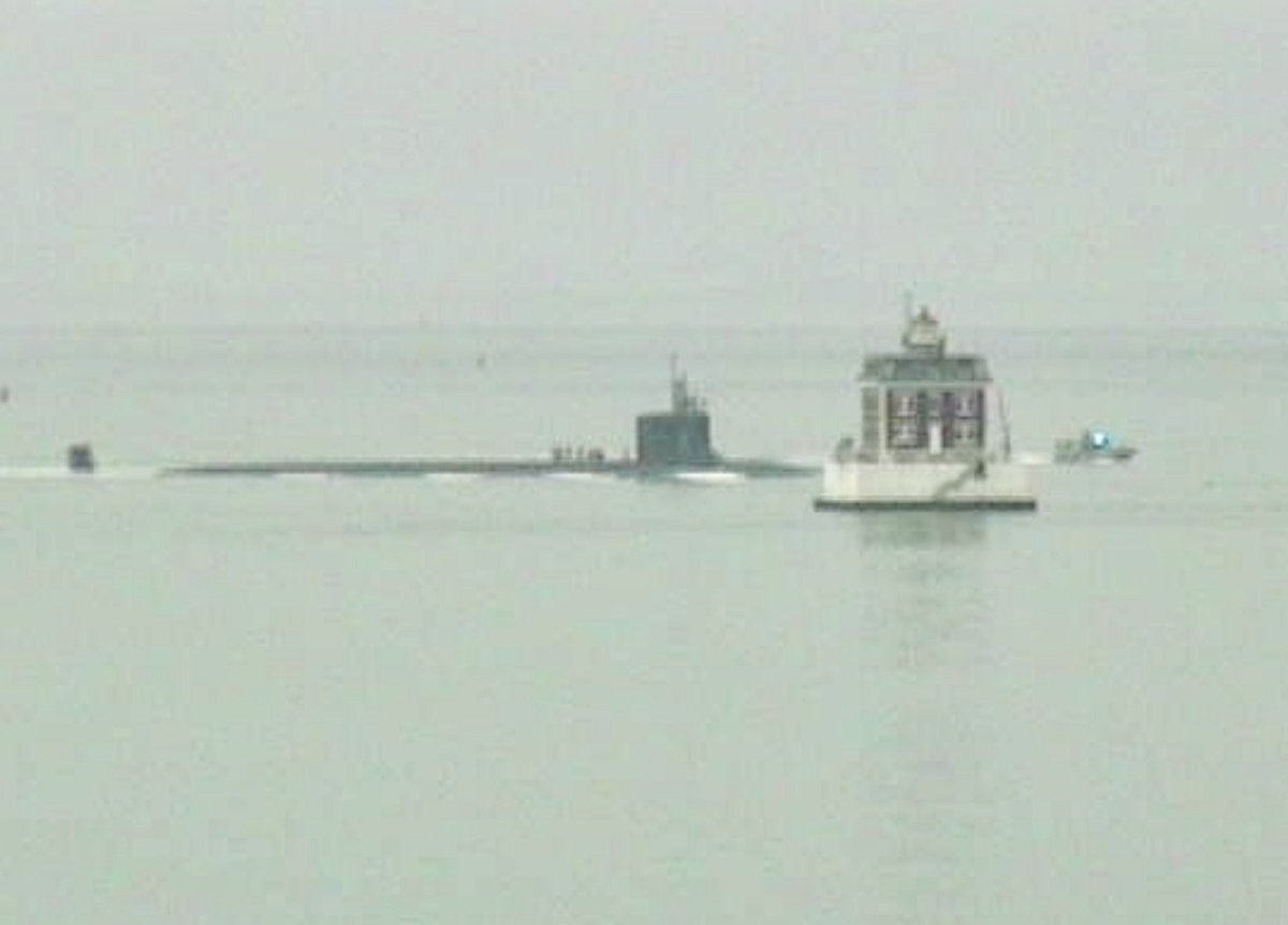 WarshipCam's tweet photo. USS Hyman G. Rickover (SSN 795) Virginia-class Block IV attack submarine coming into Groton, Connecticut - February 23, 2024 #usshymangrickover #ssn795

SRC: webcam https://t.co/cPxCFTPeQh