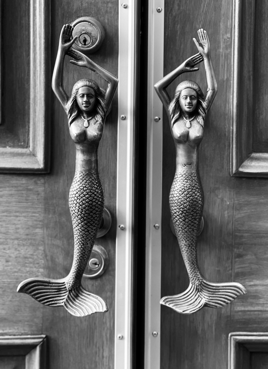 GeorgianHotelSM's tweet photo. Early patrons of The Georgian Room described frequent sightings of a mythical creature beached on the Santa Monica shoreline, sunbathing and brandishing a martini, held high. Their Siren songs still welcomes patrons today. #TheGeorgianRoom #Entrances #Welcome #MermaidsAmongUs https://t.co/4yOLPZEU2S