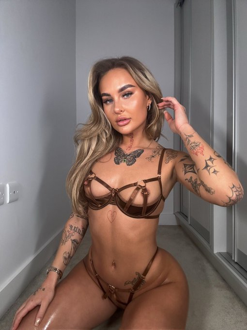 Holes in all the right places 🤎👀 https://t.co/5x8PsGgdNI