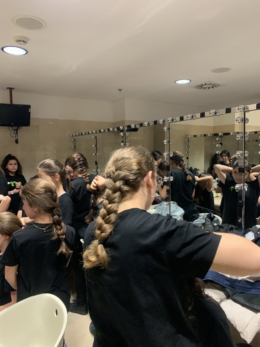 VocesBlancasVA's tweet image. En media hora estrenamos!!!
#Elpoderdelavoz con @b_vocal 😊😊😊😊