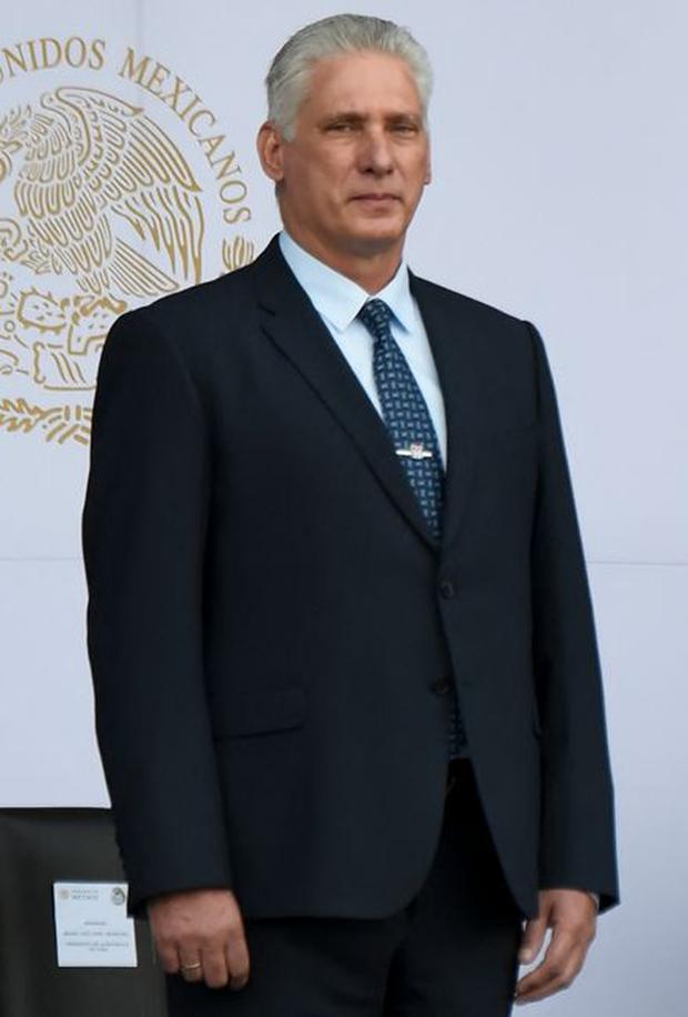 Si le digo que es un campeón de todos los tiempos todo el mundo va a entender!

Antiimperialista... ¿y qué?
#YoSigoAMiPresidente
